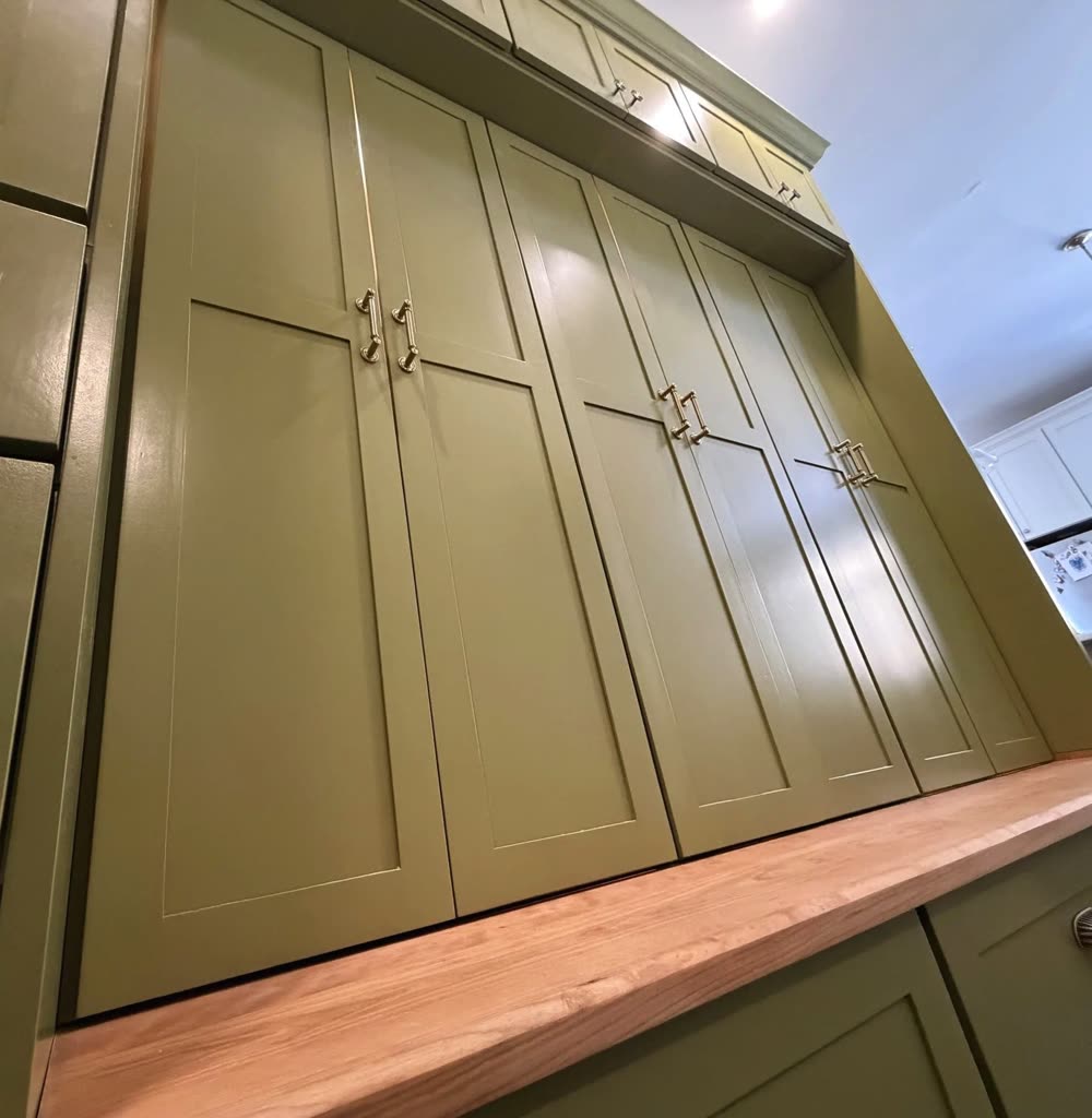 Upper cabinets and crown detail